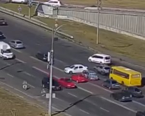 Зухвалий водій заблокував рух десяткам авто