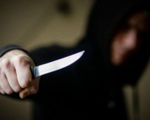 Психопат ранил врача ножом