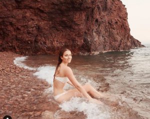 19-річна онука Софії Ротару в купальнику зваблювала сексуальними вигинами