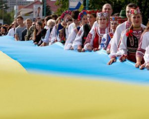Большинство украинцев убеждены, что государство должно способствовать дальнейшей имплементации Закона о языке во все сферы - соцопрос