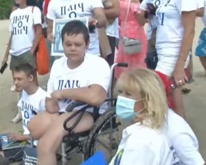 Хлопець, який втратив на Донбасі ноги та руку, переплив Дніпро