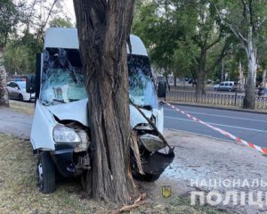 Автобус въехал в дерево - есть пострадавшие