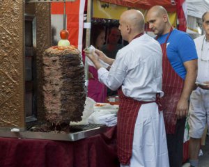 Более 800 человек отравились шаурмой, умер ребенок