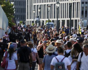 В Берлине тысячи людей митинговали против коронавируса