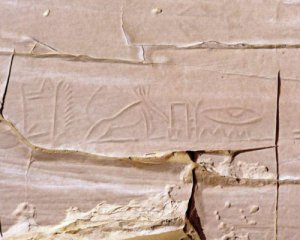 Розшифрували ієрогліфи на скелях у пустелі