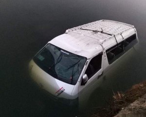 Микроавтобус упал в оросительный канал, есть погибшие