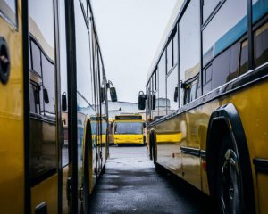 Штанга тролейбуса в Києві розтрощила лобове скло автівки