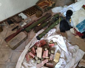 У закинутому будинку знайшли склад зброї терористів