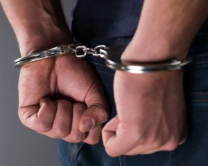 Суд заарештував чоловіка за розбещення неповнолітніх