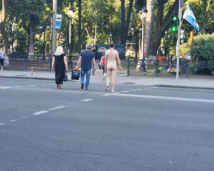 Нудист снова голышом разгуливал по улицам Киева (18+)