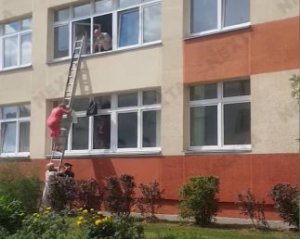 Выборы в Беларуси: секретарь комиссии выбралась из окна избирательного участка по лестнице