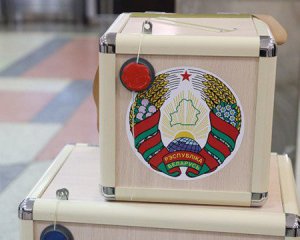 Вибори в Білорусі: на дільниці в Пекіні виборцям видають молоко та березовий сік