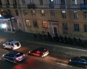 Протесты в Беларуси: милицейский автозак въехал в протестующих