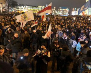 Протести в Білорусі: міліція в двох містах стала на сторону протестувальників