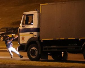 В Минске милицейский автозак переехал протестующего: показали видео