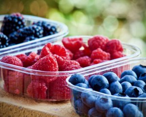 Назвали страны, где больше всего едят украинских ягод и фруктов