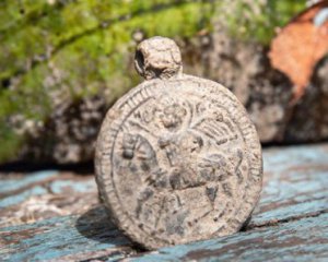 Святий чи воїн - у давньому палаці Криму знайшли 1000-річний медальйон