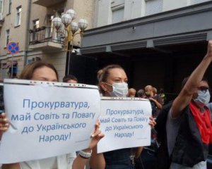 Під офісом генпрокурора влаштували протест проти Венедіктової