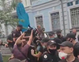 У посольства Беларуси в Киеве произошли столкновения - есть задержанные