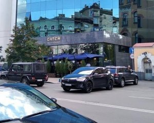У Києві горіла Tesla, в якій Зеленський знімав "відосіки" - ЗМІ