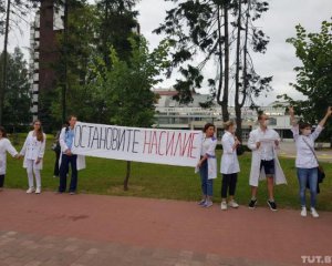&quot;Остановите насилие&quot;: в Минске медики вышли на акцию