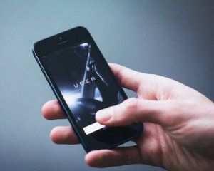 Офисы Uber и Яндекса в Беларуси заблокировали люди с оружием