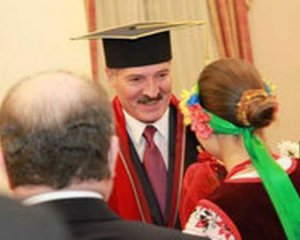 Лукашенка хочуть позбавити звання почесного доктора наук університету Шевченка