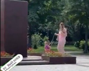 В Киеве мама выгуливала ребенка на поводке