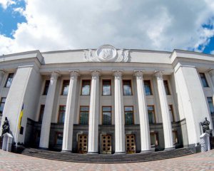 Раду хочуть скликати на позачергову сесію через події у Білорусі