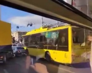 У столиці в аварію потрапили легковик, тролейбус і вантажівка