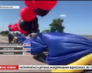 Над оккупированным Крымом запустили 25-метровый флаг Украины