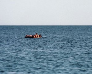 В море выловили пару на матрасе