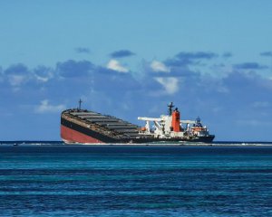 Екологічна катастрофа: японське судно із нафтою розкололося навпіл