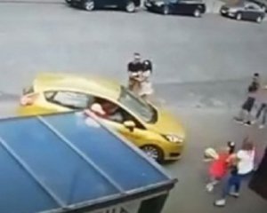 В центре Львова легковой автомобиль наехал на женщину, которая шла по тротуару