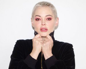 "Посадив поруч і ввімкнув порно. Мені було 15" — зірка серіалу "Усі жінки — відьми" звинуватила відомого режисера в сексуальних домаганнях