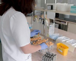 Майже 2000 нових хворих, 28 померлих. Україна встановила рекорд по коронавірусу