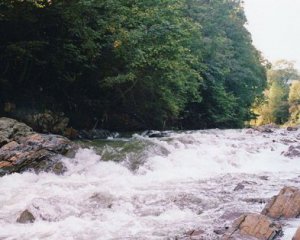 Стрибнув зі скелі:  чоловік після розваги потрапив у реанімацію