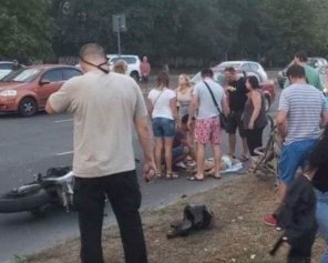 Мотоцикліст на переході збив жінку з дітьми: показали відео