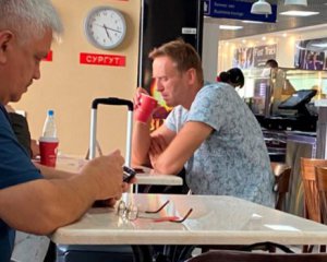 Російського опозиціонера Навального привезли в аеропорт Омська