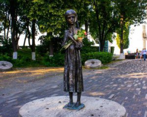 Вандалы пытались разрушить скульптуру &quot;Горькая память детства&quot; перед музеем Голодомора в Киеве