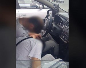 Водитель такси и пассажир обкололися наркотиками в салоне автомобиля