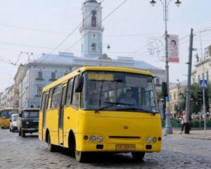 Влада Чернівців дозволила роботу транспорту, шкіл, ТРЦ і ринків