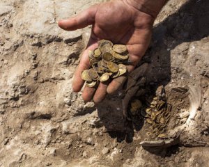 Підлітки знайшли глечик з золотими монетами