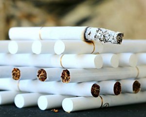 Виробляли 10 млн сигарет щотижня: в Німеччині виявили нелегальну тютюнову фабрику з українцями