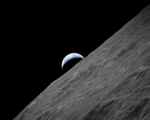 Жінка-астронавт ступить на поверхню Місяця