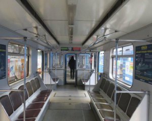 Пасажирський колапс: рекордну чергу біля метро Вокзальна зняли очевидці