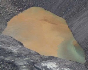 В кратере вулкана обнаружили загадочное озеро