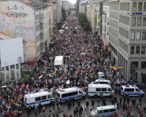 Немцы протестуют против карантина. На улицы вышли около 20 тыс. человек