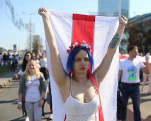 В Беларуси во время Марша мира парень сделал предложение девушке
