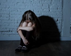 Дівчата жорстоко познущалися з подруги (18+)
